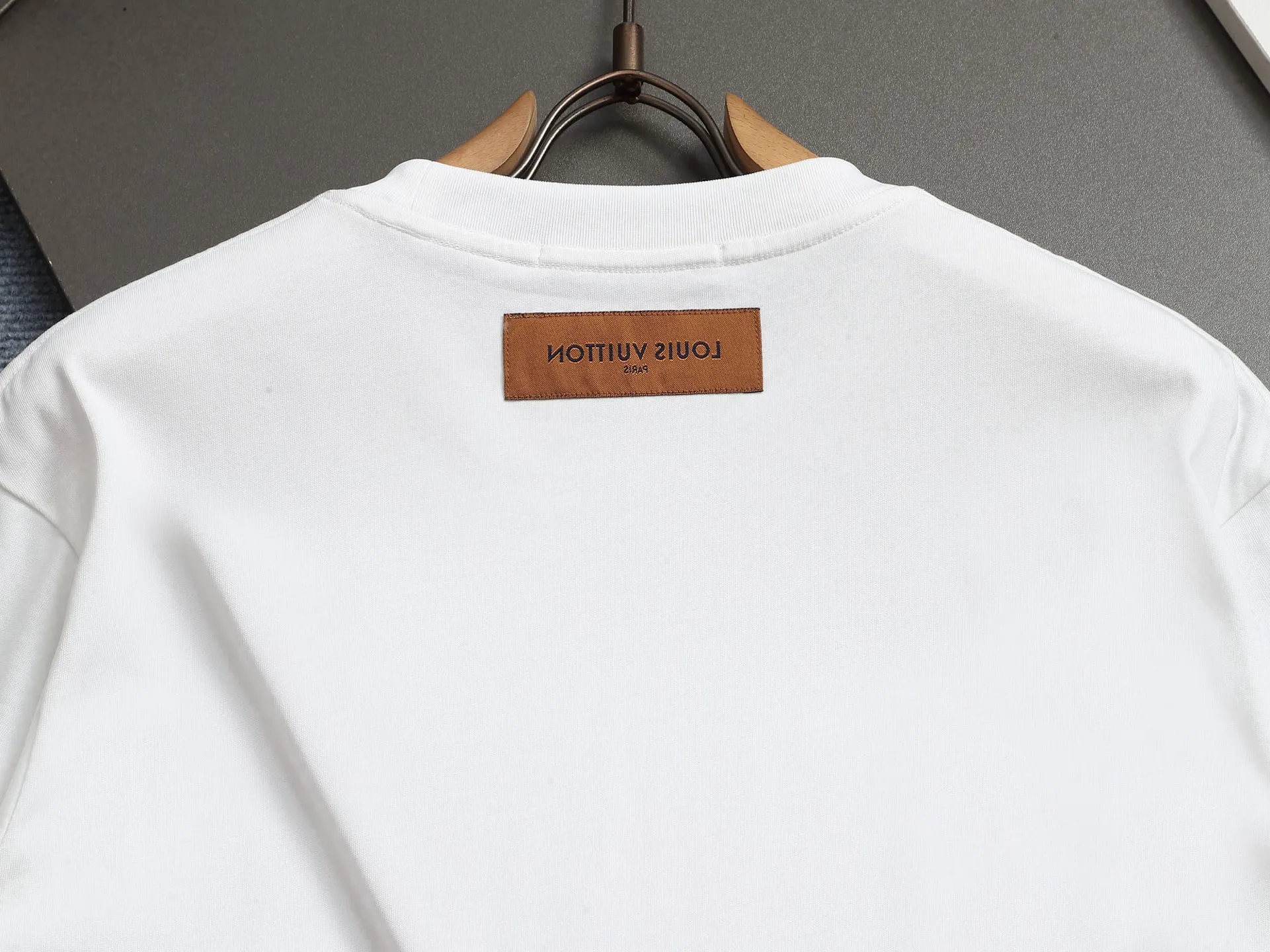 🅿️170 Louis Vuitton Louis Vuitton 1V slightly wide version XS-L 25SS LV new product counter catwalk model with leather letter logo embroidery on the front and back, same style for men and women! Short-sleeves are not the same as the general public, but must be unique and eye-catching. This LV short-sleeves is all about quality, comfort, consistent style, fashion, including fabrics and cutting techniques, all of which have been made with great effort! 320 grams of washed pure cotton fabric, pure cotton is breathable, very refreshing and comfortable for daily wear. The rib knitting on the neckline is smooth and tight, and the neckline will not be skewed if you toss it at will. The loose version, you will find that it looks really good on the upper body. The overall is minimalist and neat, super versatile for daily use! Pair it casually with a pair of pants for a youthful look. A T-shirt will make your outfit crazy. It is a fashionable item that can never go wrong! Color: Black White Size: XS-L Size chart: